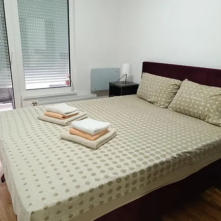 Lux 13 Center, Free Parking